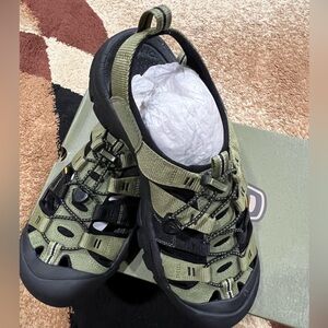 Keen Mens Newport H2 Water Sandal, Loden/Black, size 11. New in Box